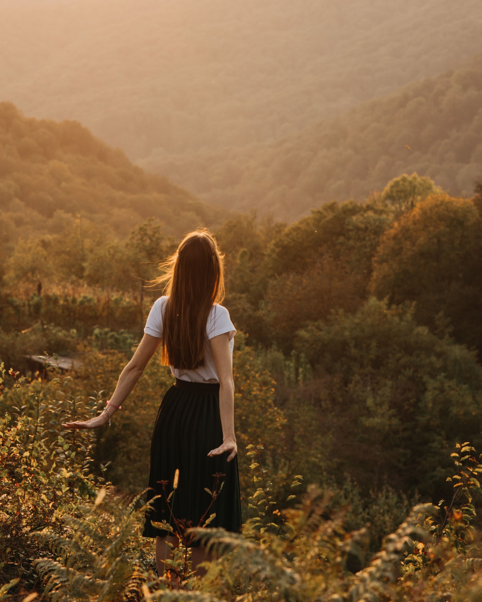 Mujer caminando en la naturaleza