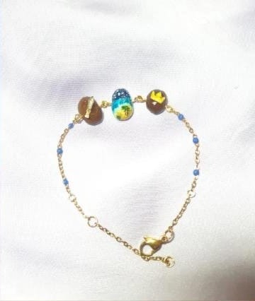 Pulsera artesanal de Bolalla con granos de café y cadena dorada