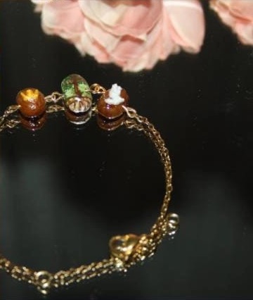 Detalle de los materiales de una pulsera artesanal de Bolalla